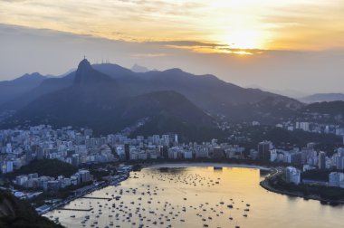 Günbatımı panoramik manzaraya Rio de Janeiro, Brezilya için
