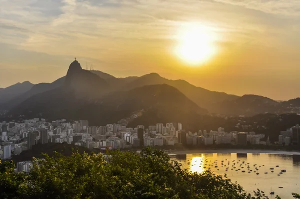 Panoramiczny widok na zachód słońca w Rio de Janeiro, Brazylia — Zdjęcie stockowe