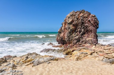 Jericoacoara, Brezilya'da plajda kayalar