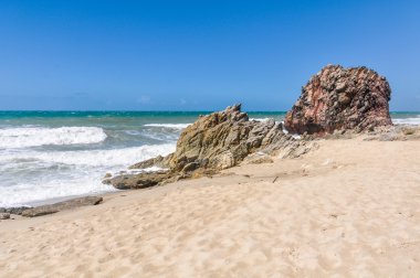 Jericoacoara, Brezilya'da plajda kayalar