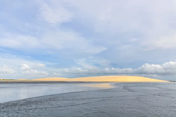 巴西杰里科科拉海边的沙堆 — 图库照片