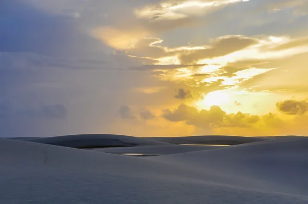 Схід сонця в Lencois Maranheses, Бразилія — стокове фото