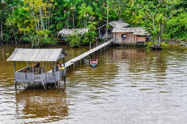 Überflutetes Haus und eine Familie am Amazonas, Brasilien — Stockfoto