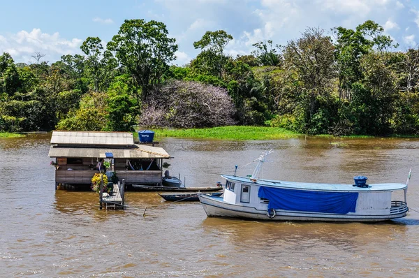 Casa inundada e barco no Rio Amazonas, Brasil — Fotografia de Stock