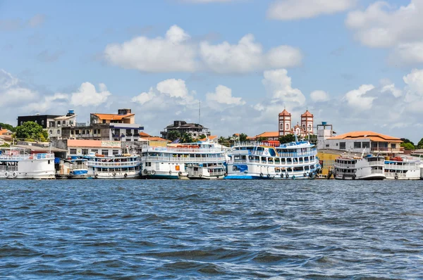 Santarem, Amazon, Brezilya'da bekleyen tekneler