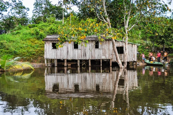 Cabana na aldeia na Floresta Amazônica, Manaos, Brasil — Fotografia de Stock
