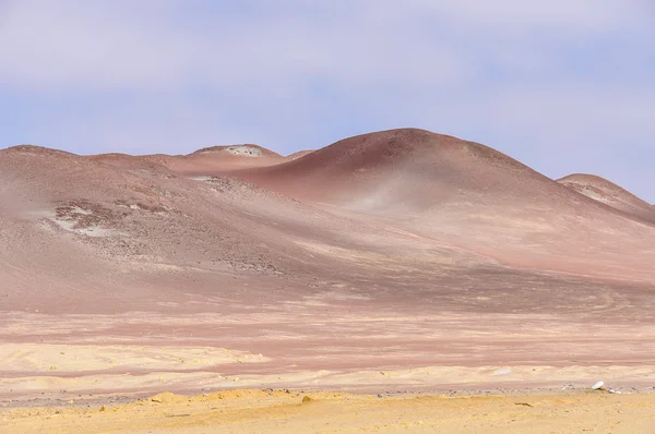 Dunas rojas en la Reserva Nacional de Paracas, Perú — Foto de Stock