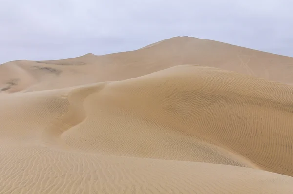 Dunas de arena en el desierto de Huacachina, Perú — Foto de Stock