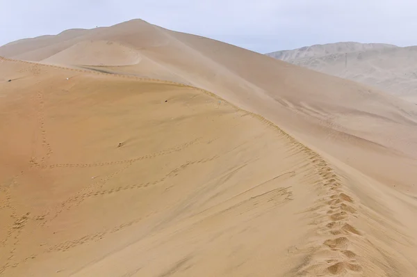 Dunas de arena en el desierto de Huacachina, Perú — Foto de Stock