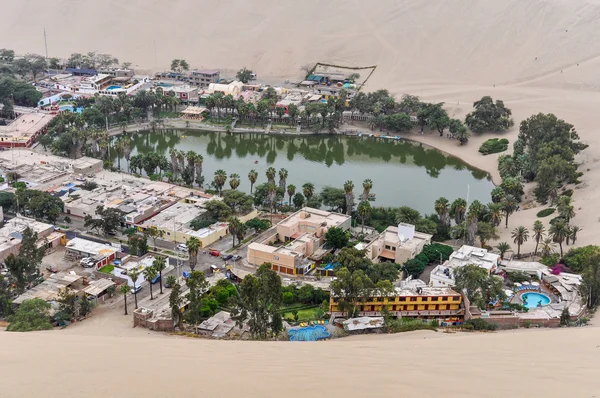 Oasis en el desierto de Huacachina, Perú — Foto de Stock