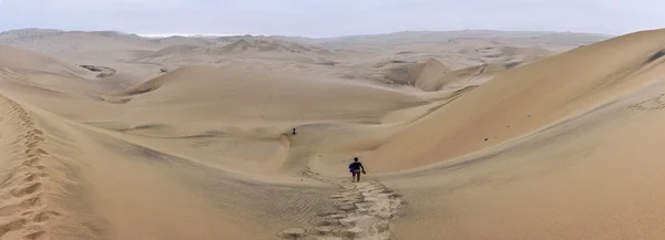 Caminando solo en el desierto de Huacachina, Perú — Foto de Stock