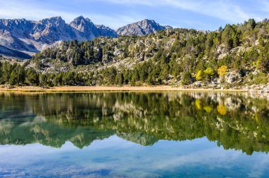 Yansıması ilk Pessons Gölü, Andorra