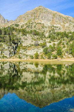 Yansıması ilk Pessons Gölü, Andorra