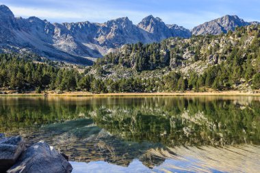 Yansıması ilk Pessons Gölü, Andorra