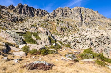 Lake Pessons, Andorra çevresinde dağlar