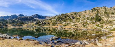 Yansıması ilk Pessons Gölü, Andorra