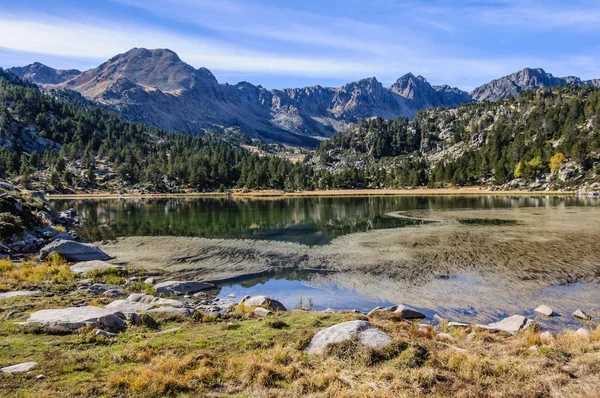 Weerspiegeling van de in het eerste Lake van Pessons, Andorra — Stockfoto