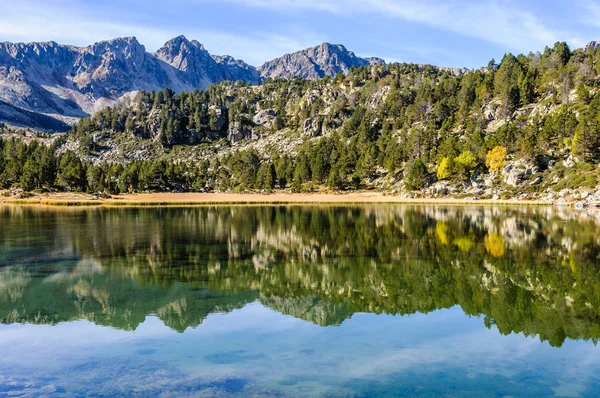 Riflessione del nel primo lago di Pessons, Andorra — Foto Stock