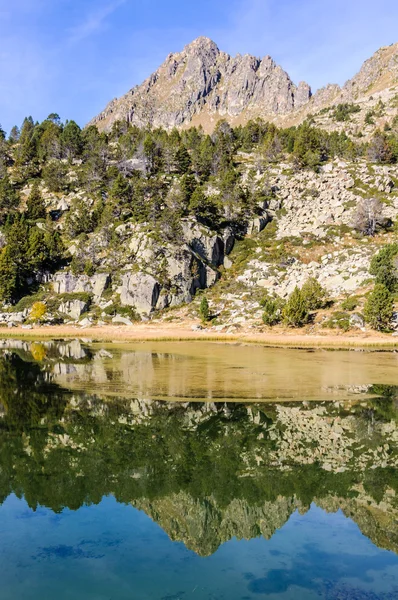 Weerspiegeling van de in het eerste Lake van Pessons, Andorra — Stockfoto