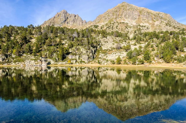 Reflexão do no Primeiro Lago de Pessões, Andorra — Fotografia de Stock