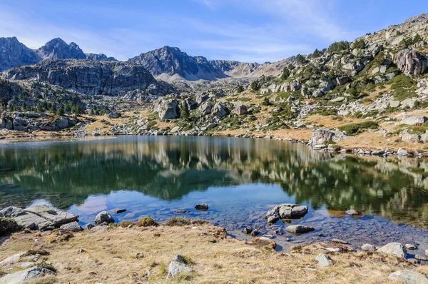 Odraz v prvním jezero Pessons, Andorra — Stock fotografie