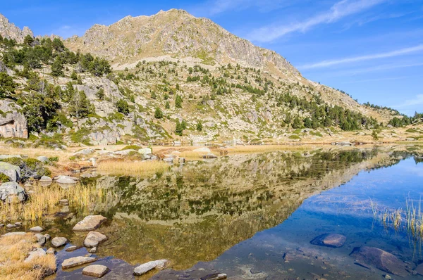 Reflexión del en el Primer Lago de Pessons, Andorra —  Fotos de Stock