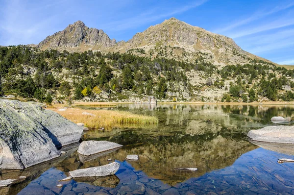 Odraz v prvním jezero Pessons, Andorra — Stock fotografie