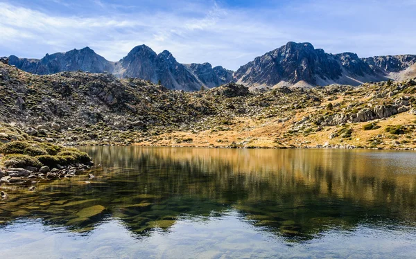 A tó Pessons, Andorra tükörképét — Stock Fotó