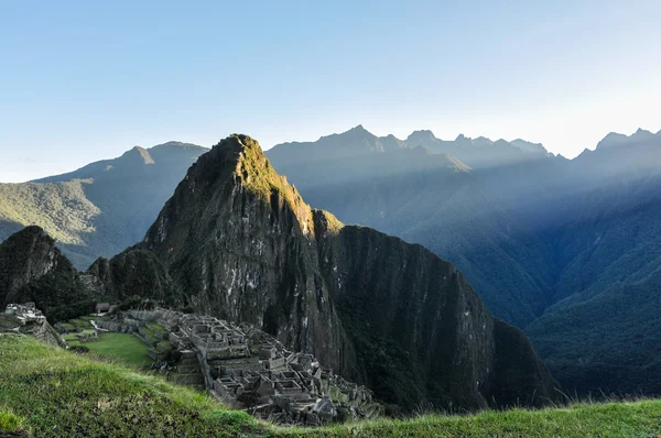 První slunečních paprsků na Machu Picchu, posvátné město Inků, za — Stock fotografie