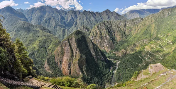 Vista de las montañas alrededor de Machu Picchu, la ciudad sagrada de In — Foto de Stock