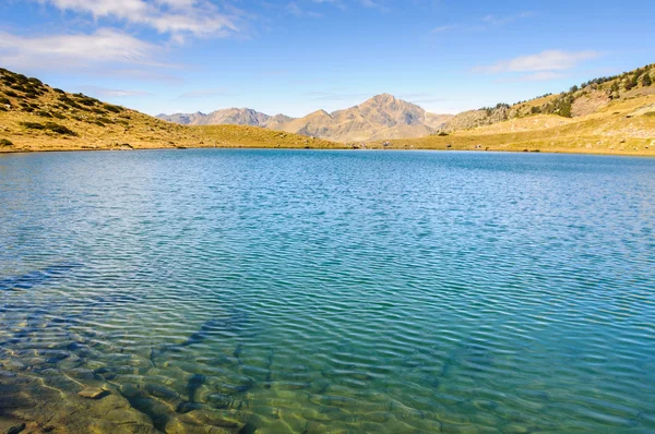 Jezioro Estanyo w dolinie rzeki Estanyo, Andora — Zdjęcie stockowe
