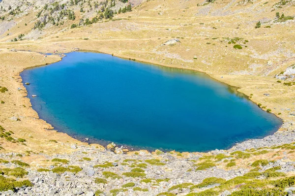 Het Estanyo-meer in de vallei van de Estanyo rivier, Andorra — Stockfoto