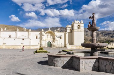 Koloni kilise ve heykel Colca Kanyon, Peru