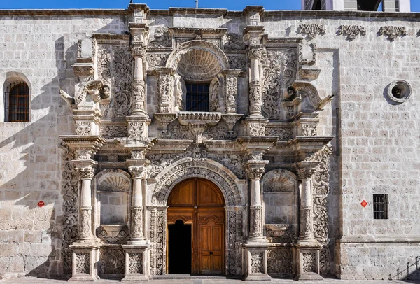 Intrarea într-o biserică din Arequipa, Peru — Fotografie, imagine de stoc