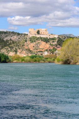 Miravet, İspanya Ebro Nehri'nin diğer taraftan kalenin