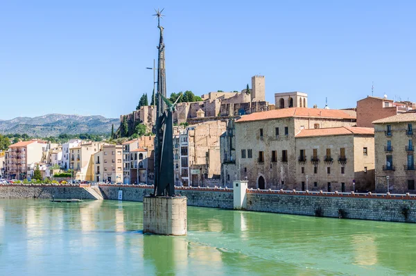 Перегляд Tortosa від Ебро, Іспанія — стокове фото