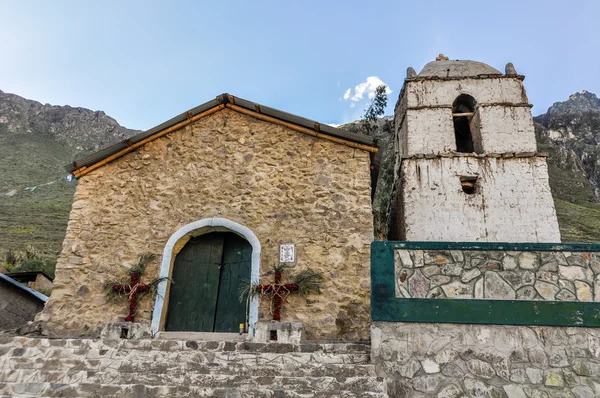 Pequeña iglesia en el profundo Cañón del Colca en Perú — Foto de Stock