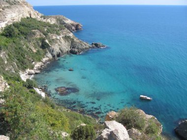 Güzel sahil, berrak mavi su. 