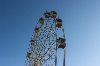 Mavi gökyüzüne karşı dönme dolap