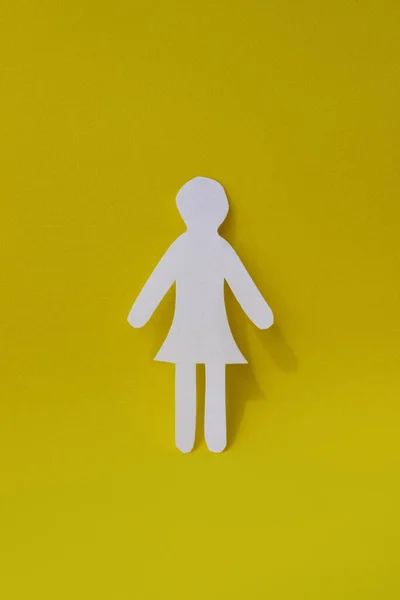 Sylwetka Kobiety Białym Papierze Pocięta Ręcznie Centrum Pionowe Zdjęcie Żółtym — Zdjęcie stockowe