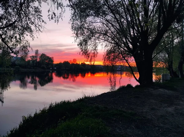 湖の上の明るい燃えるような夕日 — ストック写真