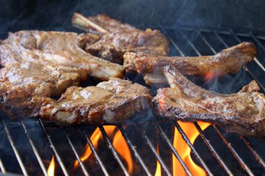 Kuzu pirzolası Barbekü yanıyor