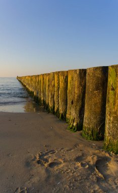 Gün batımında Baltık Denizi üzerinde dalgalanan su