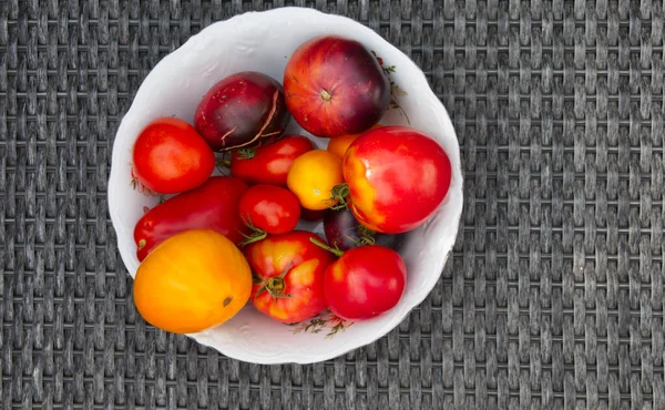 Eine Schüssel Mit Verschiedenen Arten Frischer Tomaten — Stockfoto