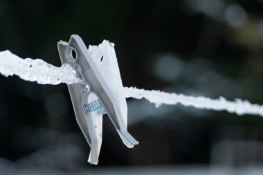 Çamaşır asmak için donmuş parantez