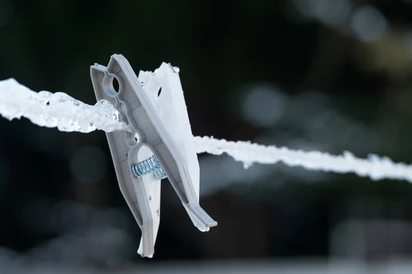 Çamaşır asmak için donmuş parantez