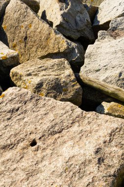 Kıyı boyunca uzanan büyük eski taşlar.