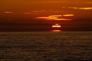 Polonya 'da Baltık Denizi üzerinde kızıl gün batımı