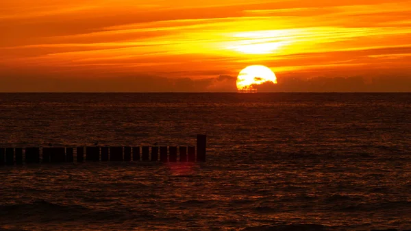 Polonya 'da Baltık Denizi üzerinde kızıl gün batımı