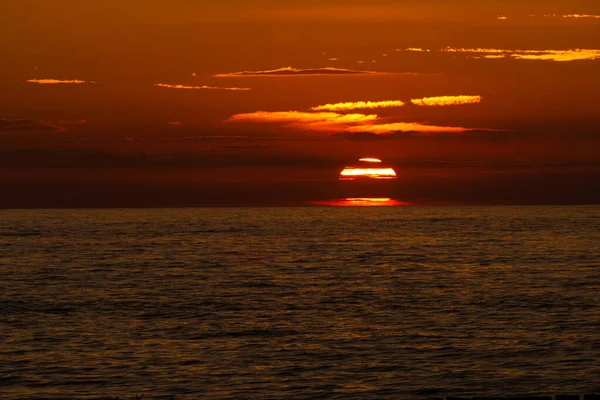 Polonya 'da Baltık Denizi üzerinde kızıl gün batımı